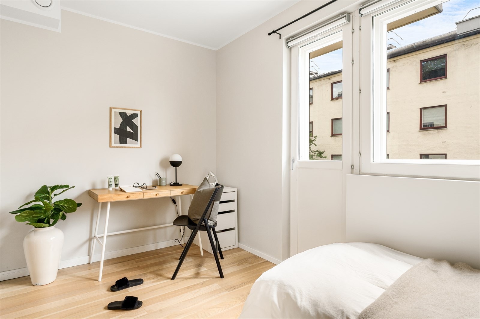 Rommet har en praktisk størrelse med plass til seng, kontorpult og bokhylle. Galleribilde