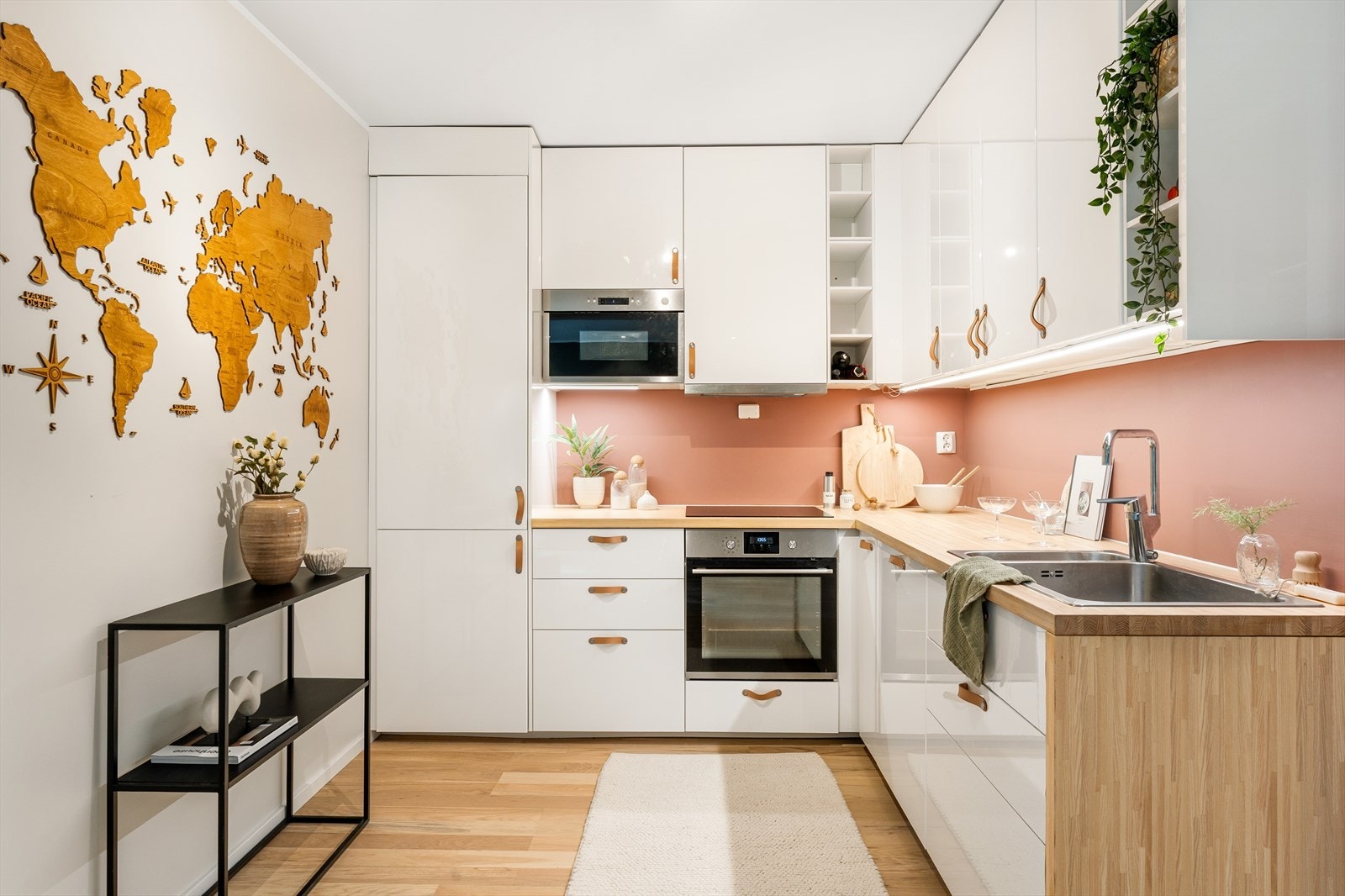 Kjøkkenet er fra IKEA i hvit høyglans utførelse med takhøye skap og laminat benkeplate Galleribilde