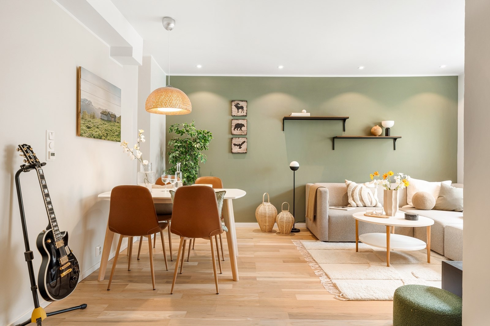Leiligheten ble modernisert i 2018/2019 med nye gulv og overflater, og fremstår med jevnt god standard Galleribilde