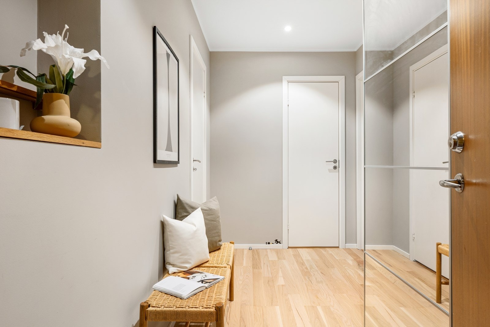 Lys og romslig entré med plass til speilgarderobe. Eikeparkett, gulvvarme og downlights gir en lun og moderne følelse. Galleribilde