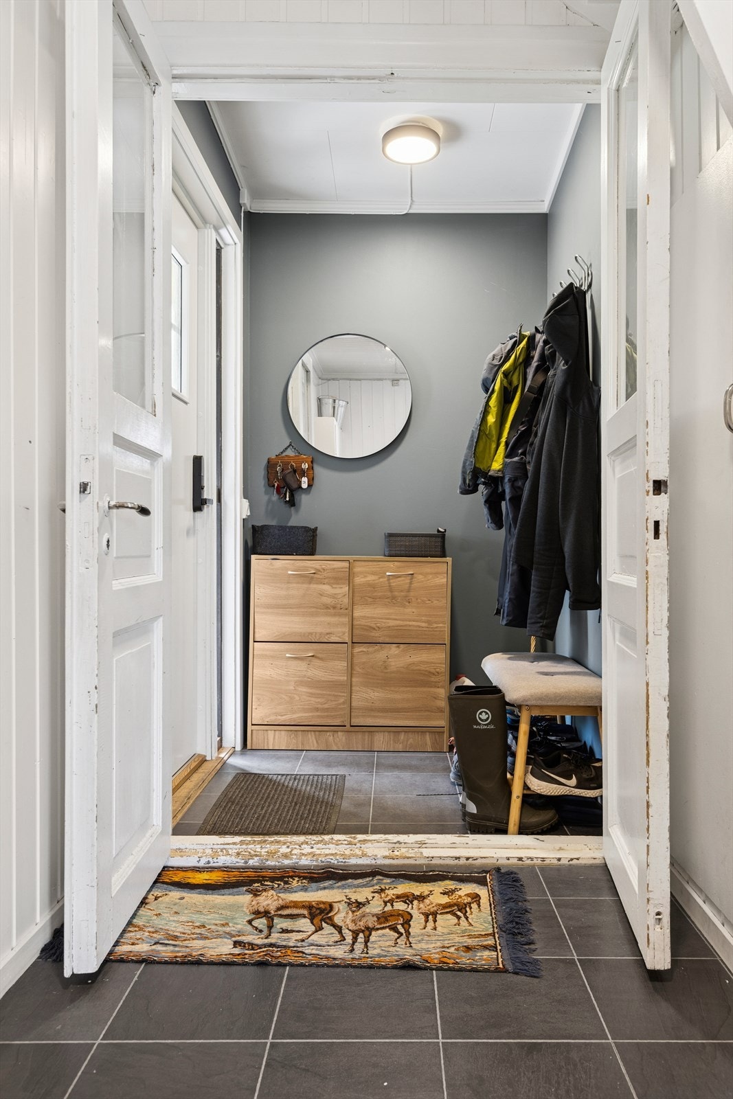 - Velkommen inn! Entreen er pusset opp i senere tid med nye overflater, ny ytterdør og kodelås. Galleribilde