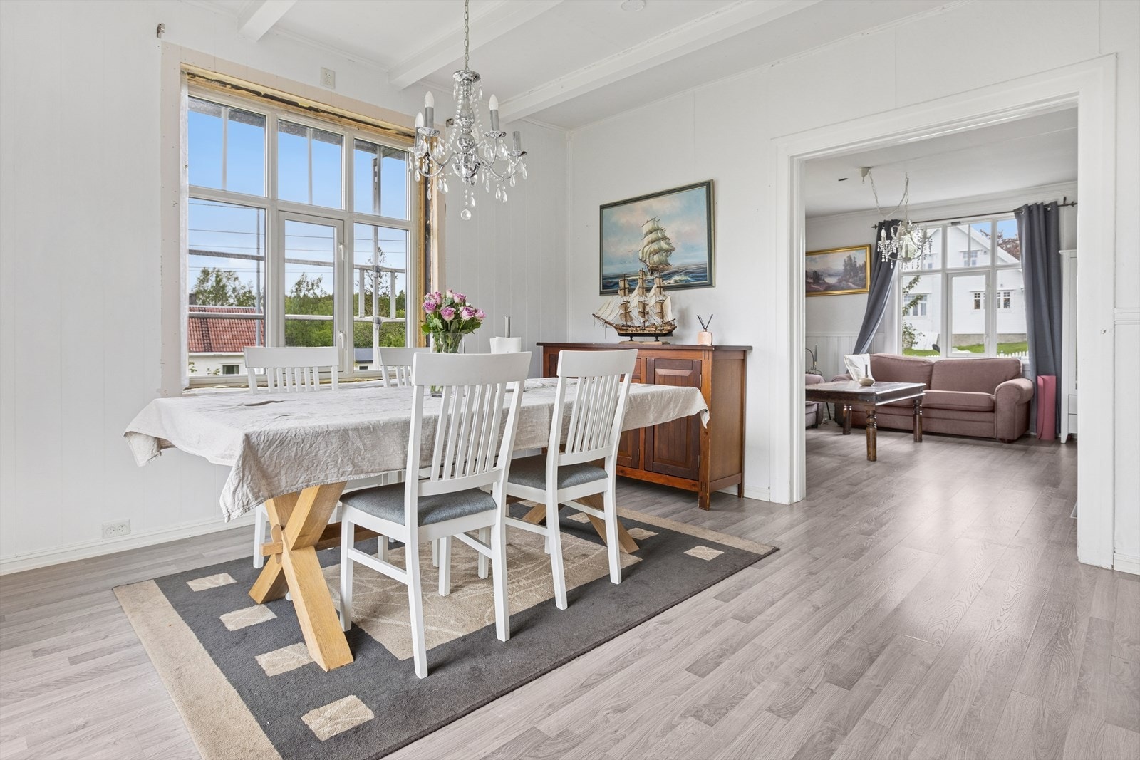 - Etasjen har en meget god takhøyde som kombinert med god planløsning gir en behagelig romfølelse. Galleribilde