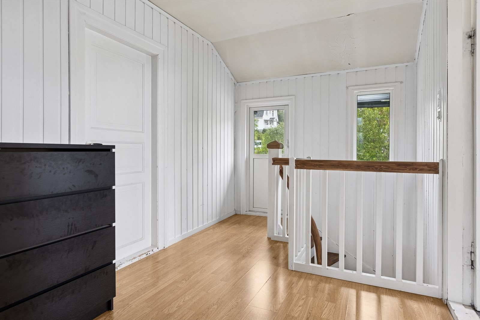 - Etasjen består av gang, bad/vaskerom og 4 soverom, praktisk med alle soverommene på samme plan. Galleribilde