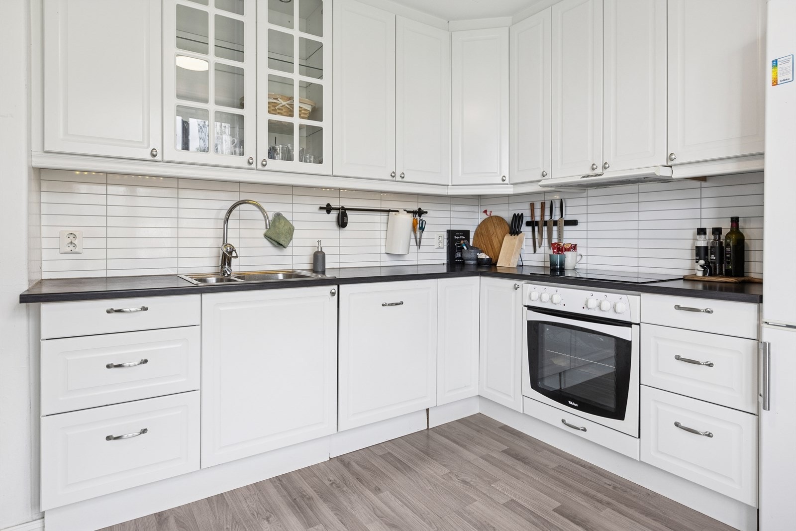 - Integrerte hvitevarer som stekeovn, platetopp, oppvaskmaskin samt frittstående kombiskap medfølger i handelen. Galleribilde