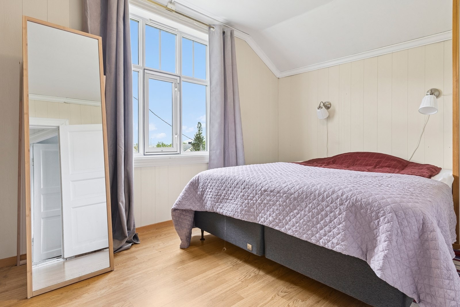 - Soverom nr 1 med nyere overflater og god plass til dobbeltseng. Galleribilde