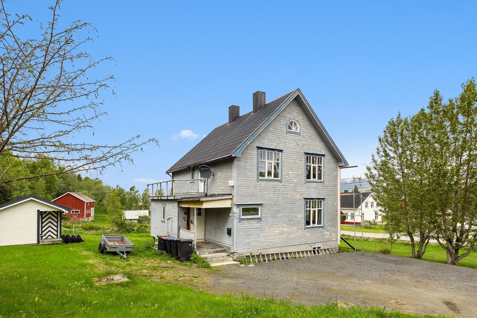 - Boligen har enkel adkomst og gode parkeringsmuligheter på egen gårdsplass. Galleribilde