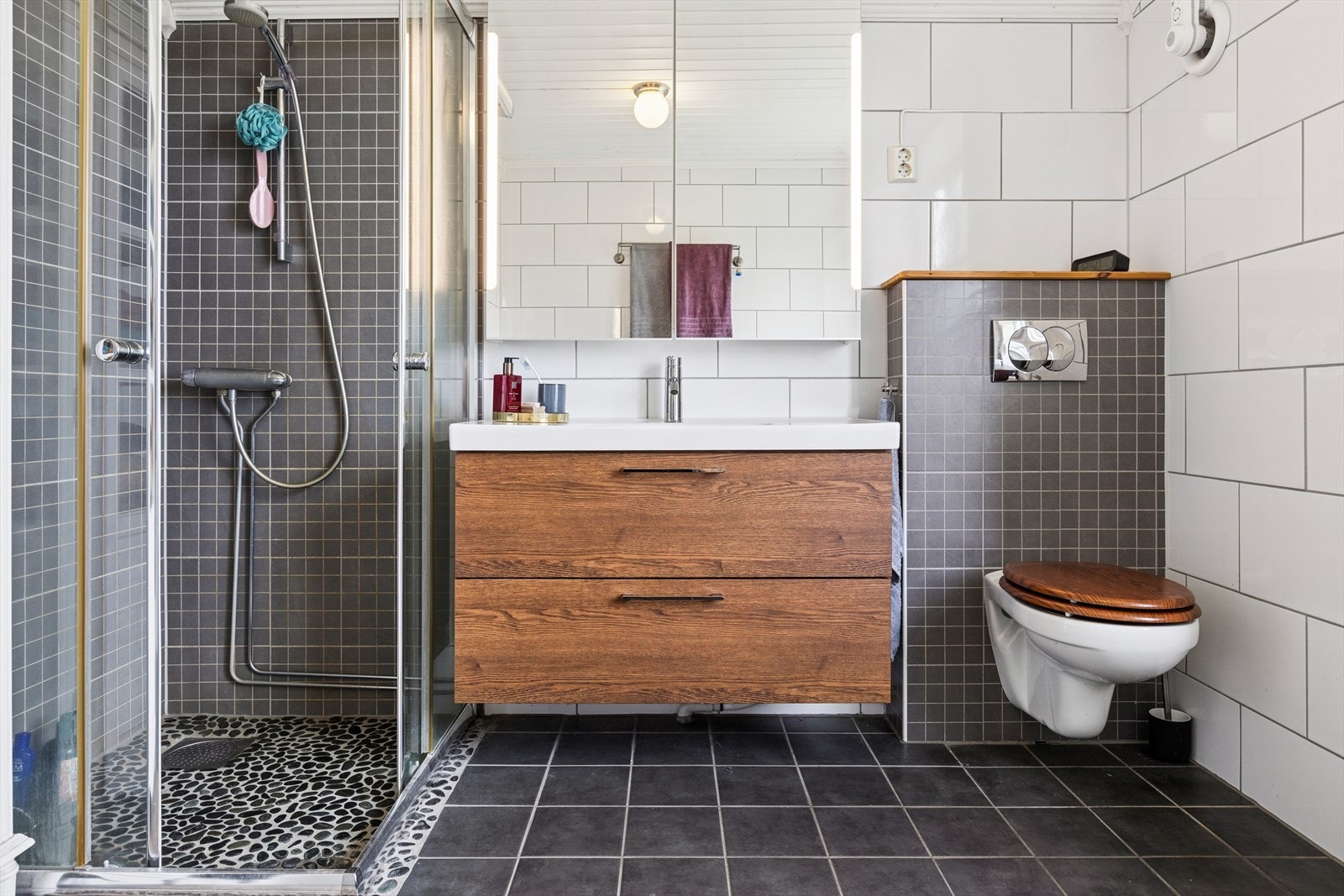 - Badet ble pusset opp ca 2012, innredningen består av baderomsinnredning (fra ca 2023), dusjhjørnet og vegghengt toalett. Galleribilde