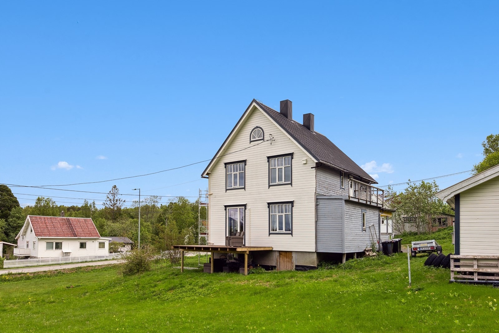 - Utvendig er det i de siste årene utført oppgraderinger, det er bla. etablert drenering, forbedret parkeringsmuligheter, påbegynt veranda, skiftet kledning og etterisolert på 2/4 sider. Galleribilde