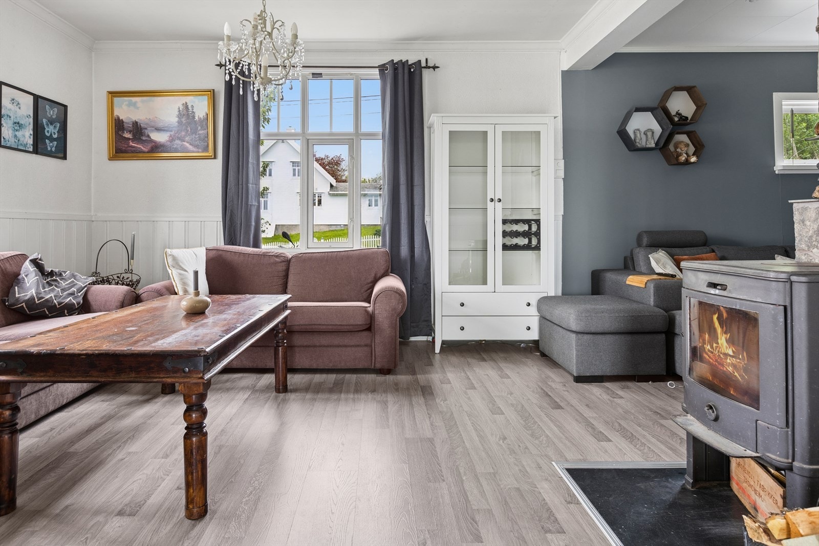 - Etasjen varmes godt opp med både vedfyring og en nyere luft til luft varmepumpe. Galleribilde