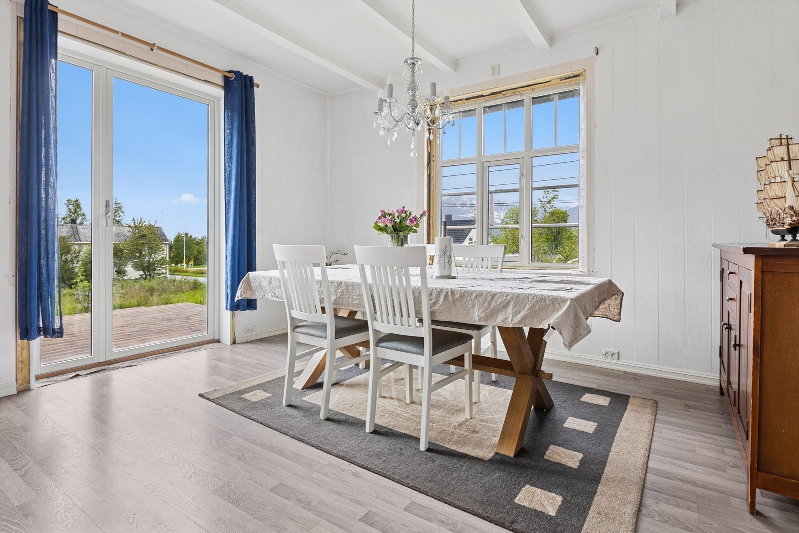 - God plass til større spisebord i den naturlige plasseringen til spisestue, ny verandadør (2024) som leder ut til veranda. Galleribilde