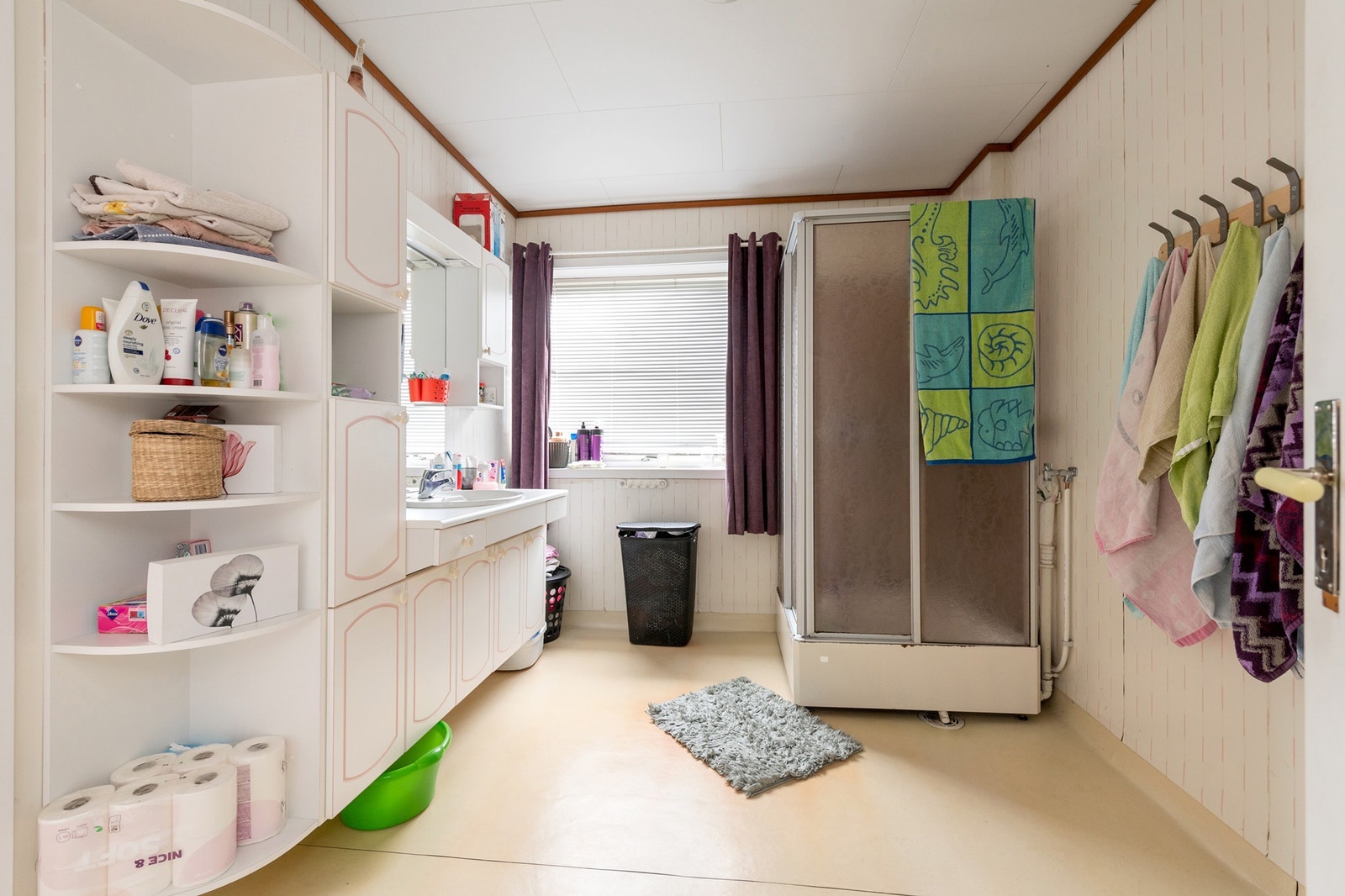 Bad med varmekabler i gulv. Badet er innredet med baderomsinnredning, toalett og dusjkabinett. Galleribilde