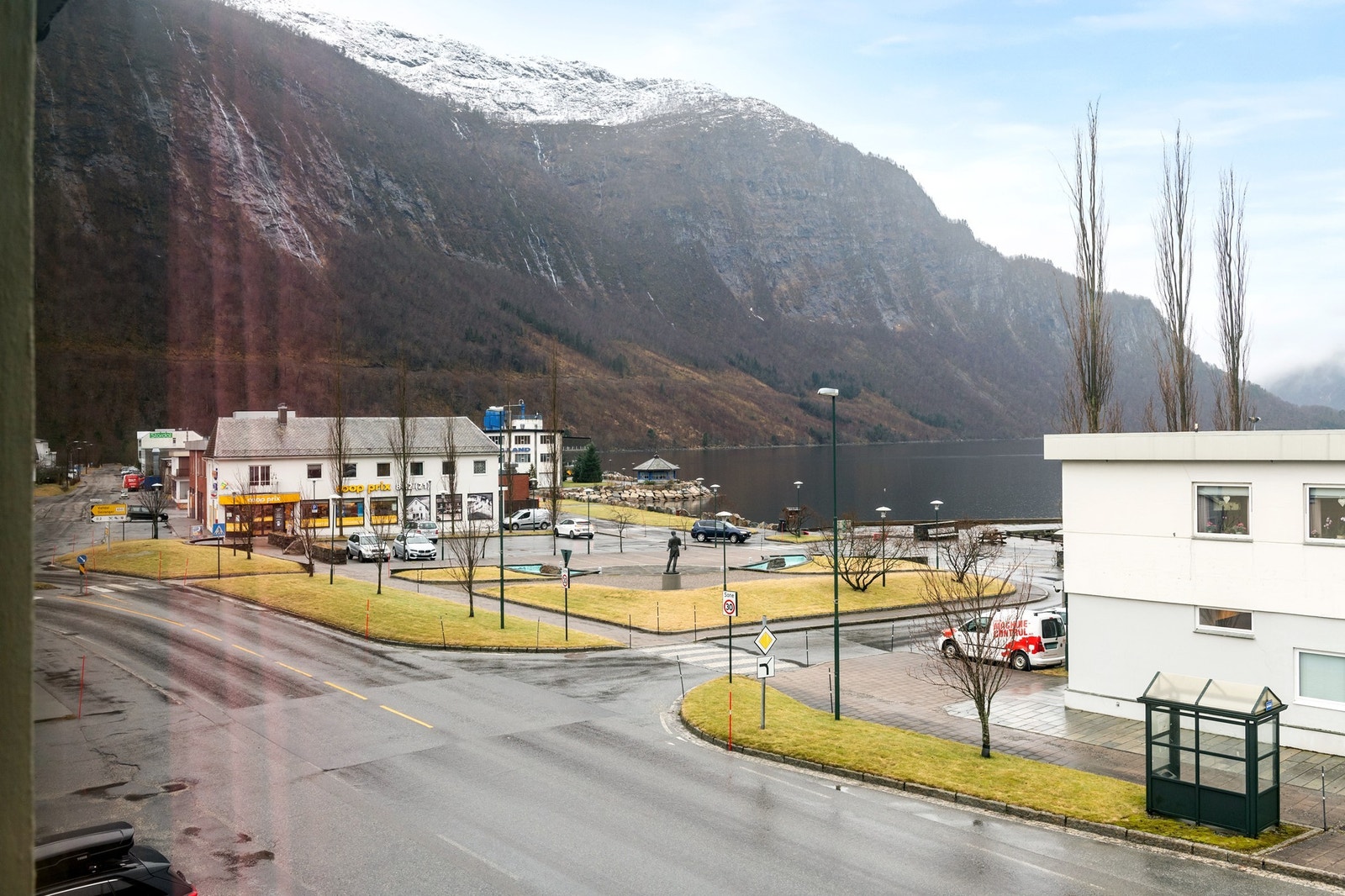 Fra leiligheten i 2. og 3. etasje får du flott utsikt over både fjell og fjord. Galleribilde