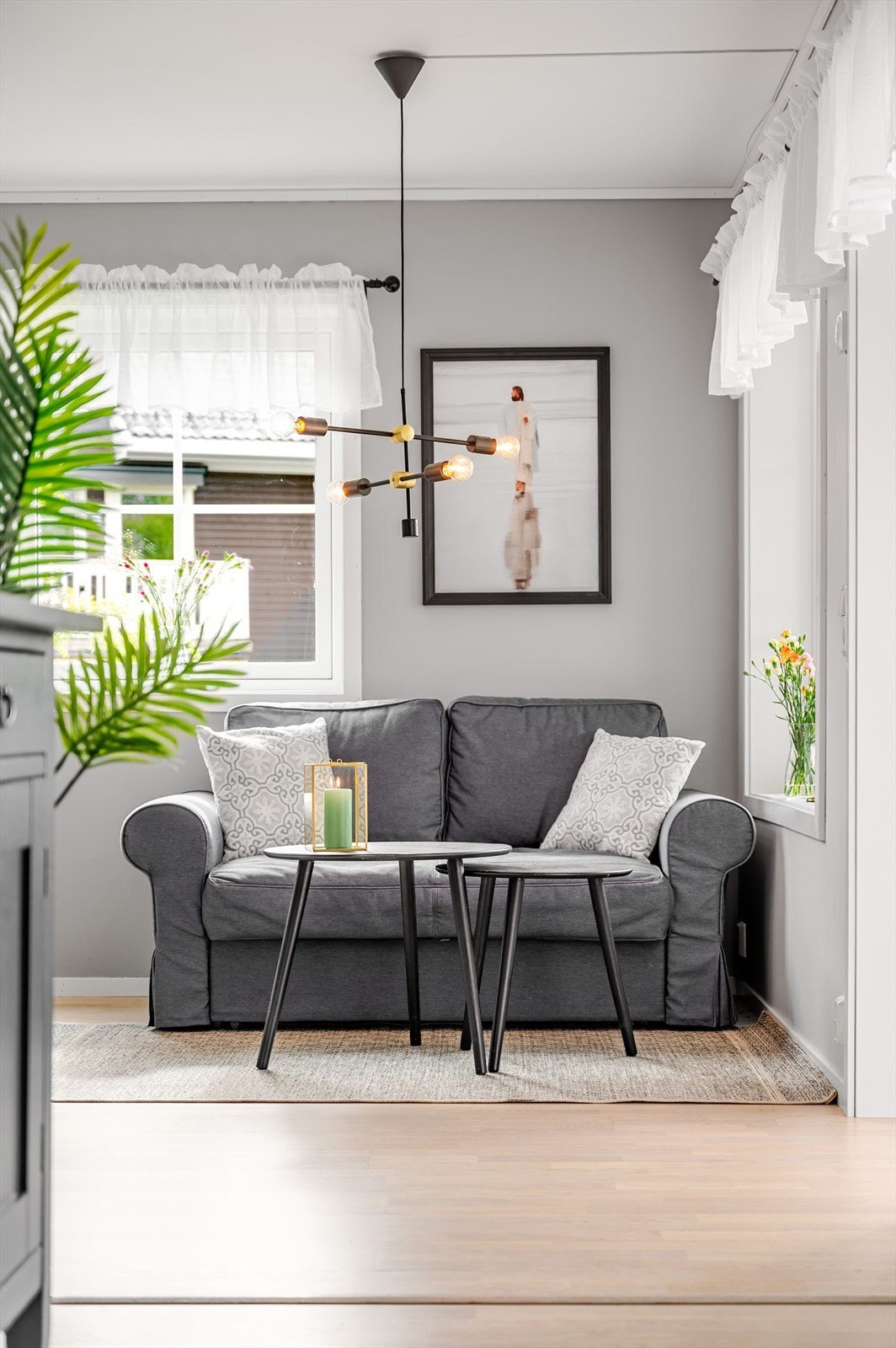 Liten sofa krok ved utgangen til terrassen. Galleribilde