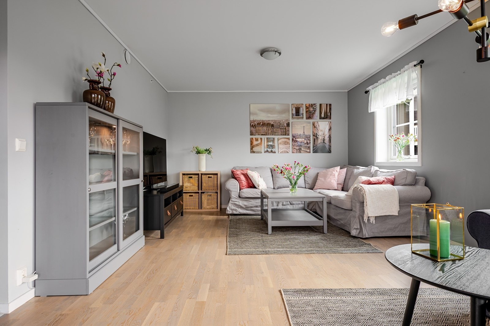 Lys stue med flere møbeleringsmuligheter. Galleribilde