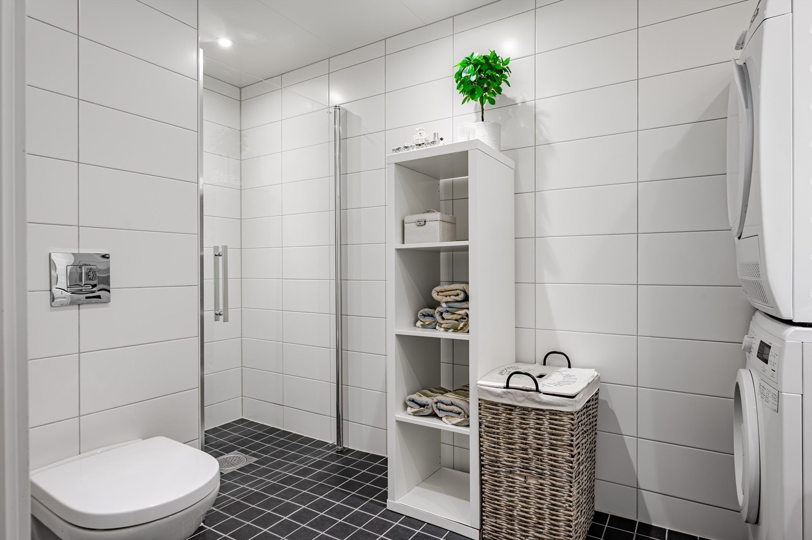 Badet er lyst og har fliser på gulvet. Galleribilde