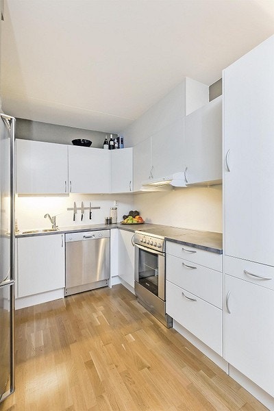 Kjøkkenet har bra med både skap- og benkeplass. Hvitevarer er inkl. Galleribilde