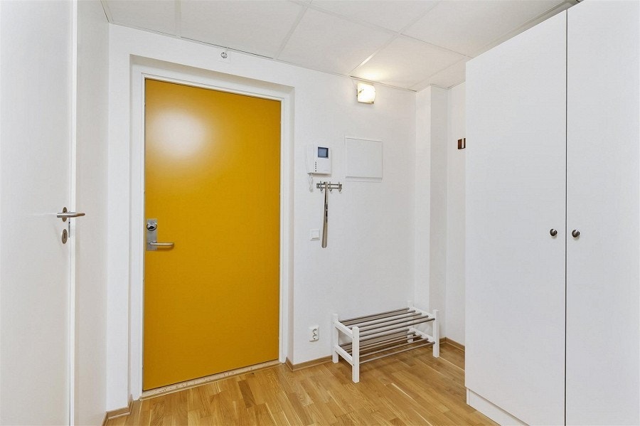 Praktisk entré med plass til alt du trenger av oppbevaring for yttertøy og sko Galleribilde