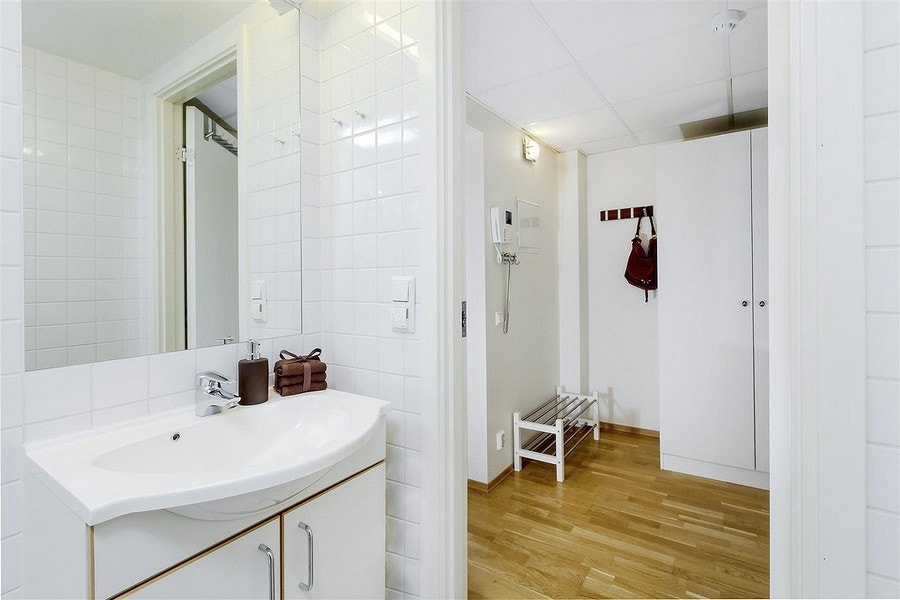 Fra entreen finner vi leilighetens baderom. Det er pent flislagt med varmekabler. Galleribilde