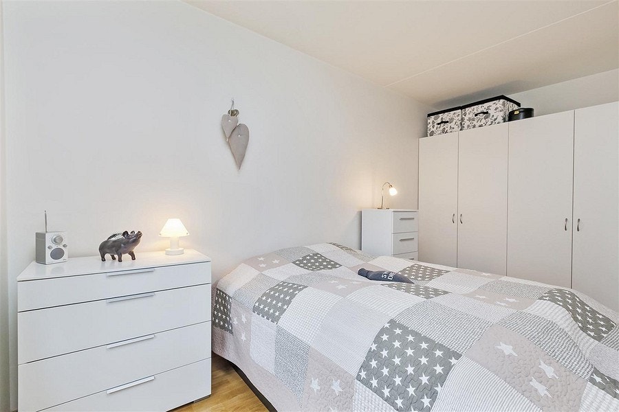 Det store soverommet har rikelig med plass til seng og garderobeløsninger. Galleribilde