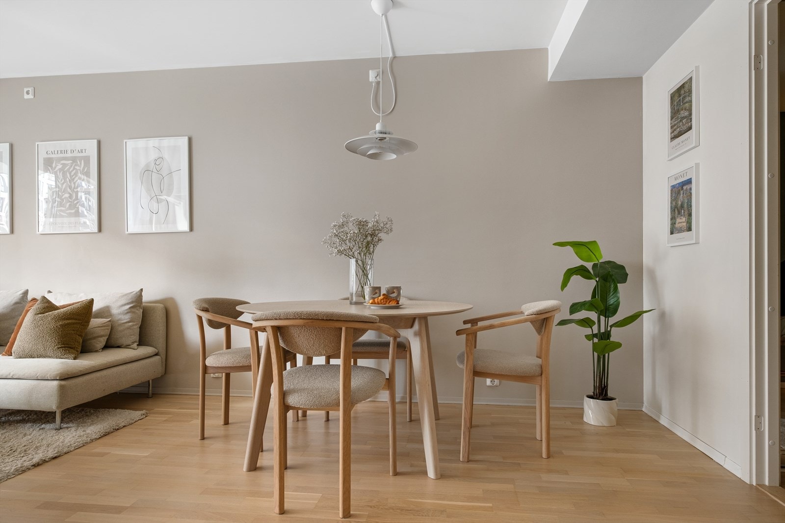 God plass til å invitere gjester på middagsbesøk og ha koselige stunder rundt middagsbordet. Galleribilde