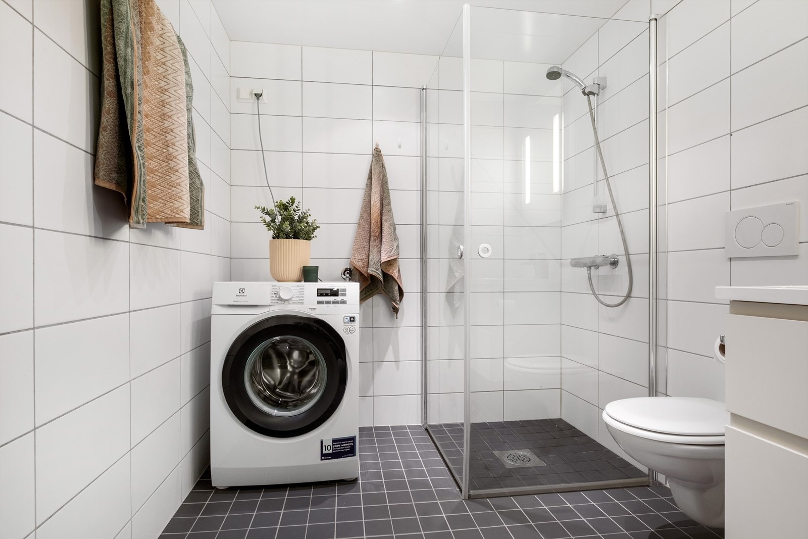 Pent og romslig baderom med elektrisk gulvvarme. Galleribilde