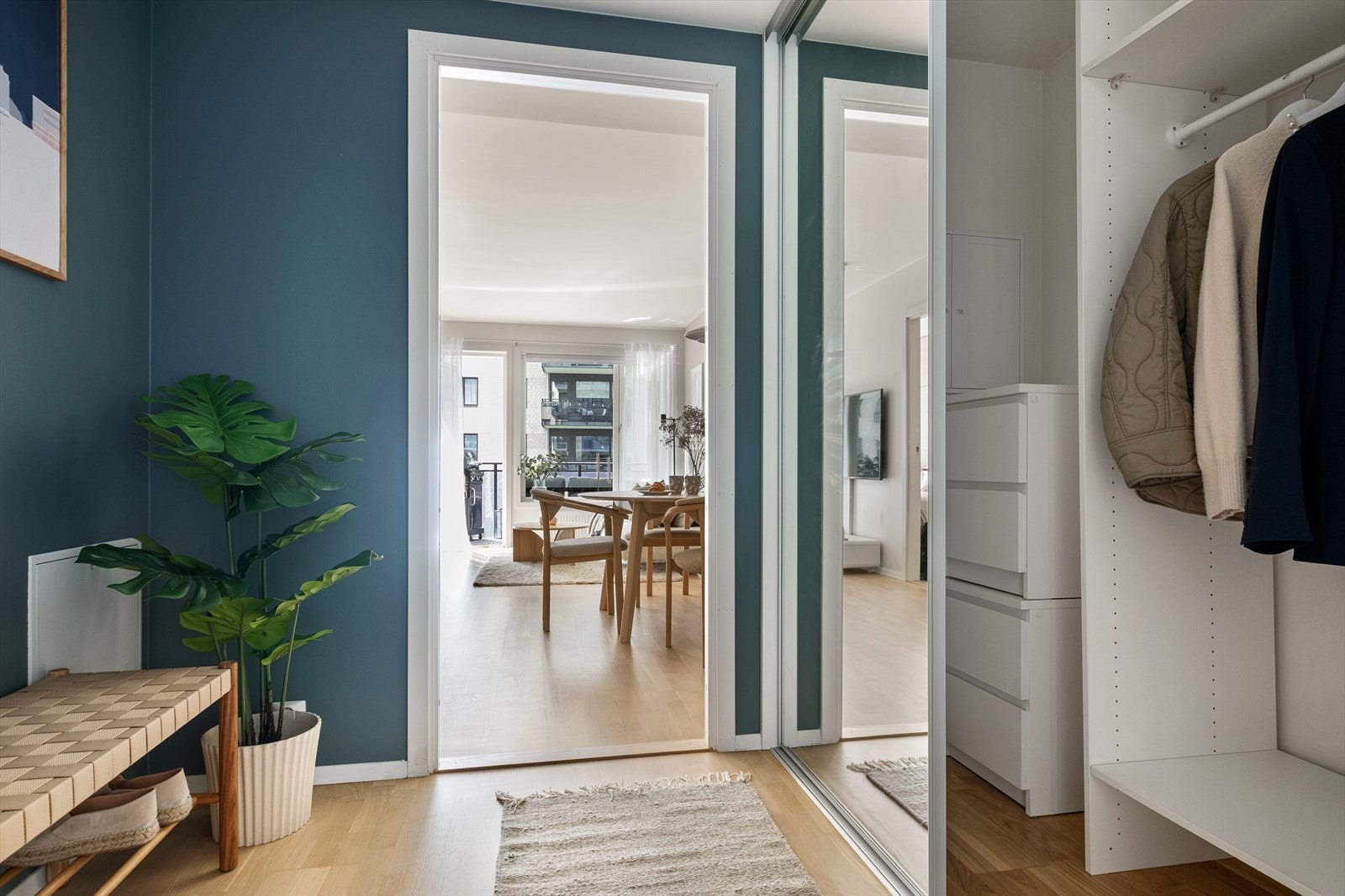 Romslig entré med gode oppbevaringsmuligheter. Garderoben er såpass romslig at den fungerer som en innvendig bod! Galleribilde