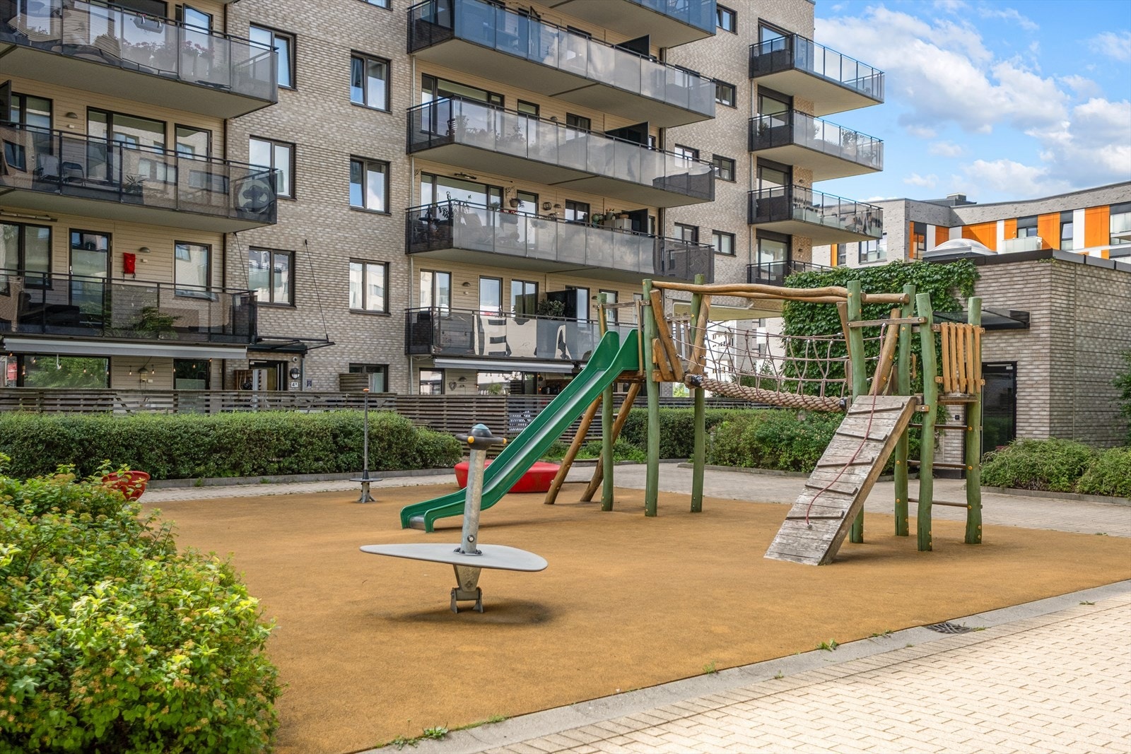 Sameiet har flotte fellesareal med sittegrupper og lekeapparat for de minste. Galleribilde
