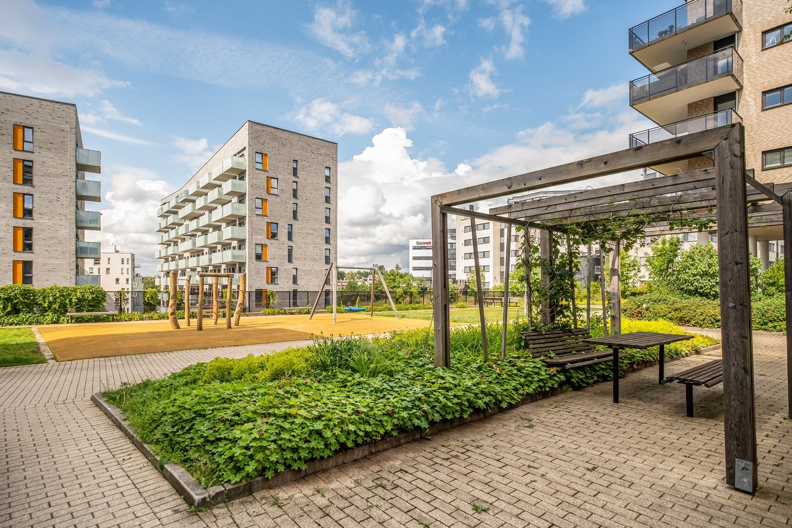 Leiligheten ligger urbant til i Nydalen med enkel adkomst til det meste av bymessige fasiliteter. Galleribilde