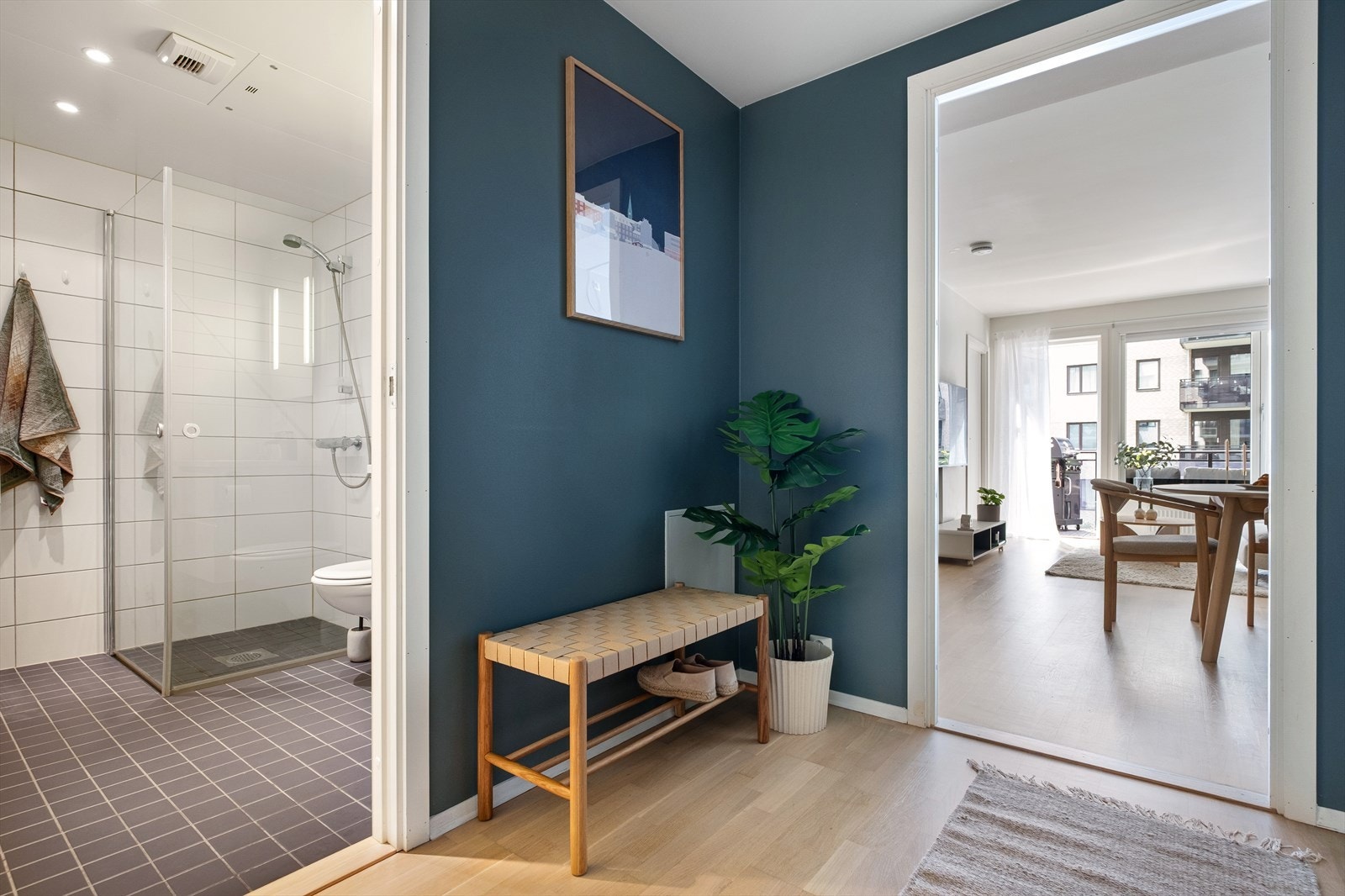 Baderommet har inngang fra entré. Galleribilde
