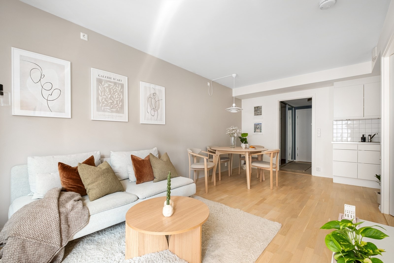 Planløsningen er tilpasset på en meget god måte med plass til både sofagruppe, spiseplass og tilhørende møbler. Galleribilde
