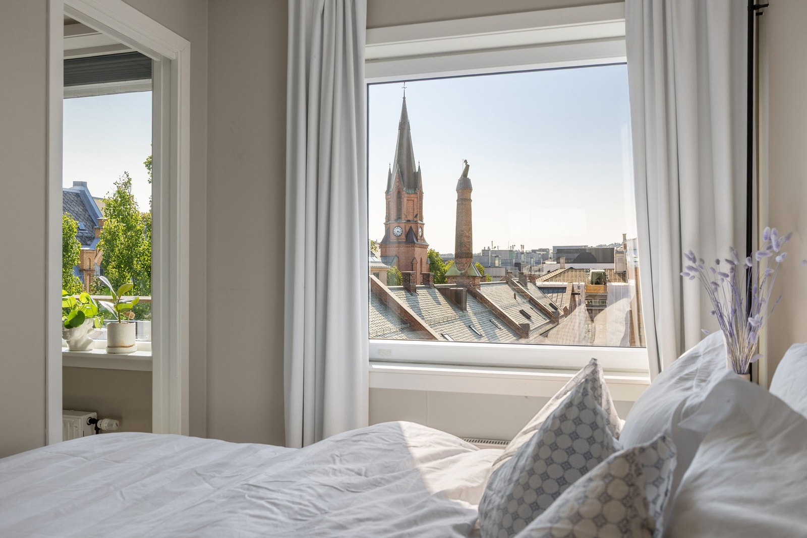 Utsynet fra soverommet er rett og slett majestetisk! Jakob kirke er en kulturkirke og kirkeklokker benyttes ikke, så her får du sove i fred. Galleribilde