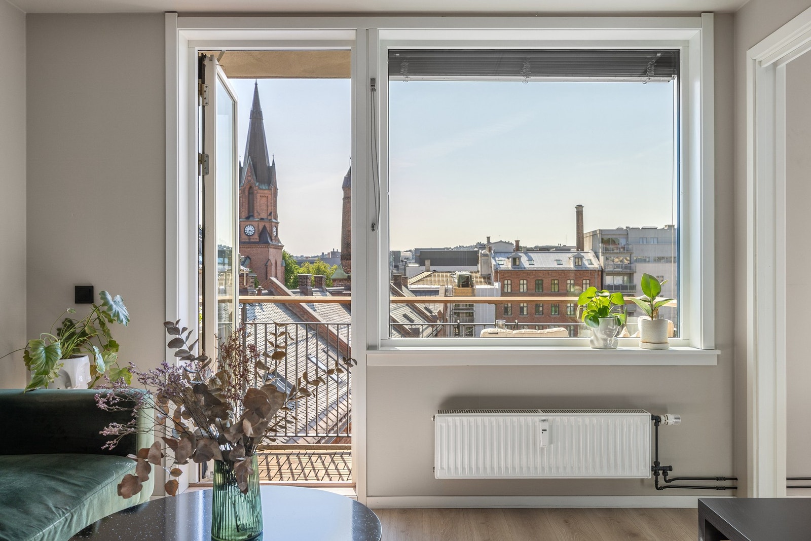 Leiligheten ligger skjermet til i 4. etasje, helt uten innsyn og med vakkert utsyn! Galleribilde