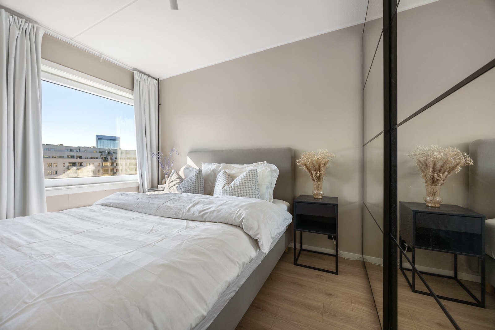 Soverommet er av god størrelse, med adkomst fra begge sider av sengen og stor skyvedørsgarderobe. Galleribilde