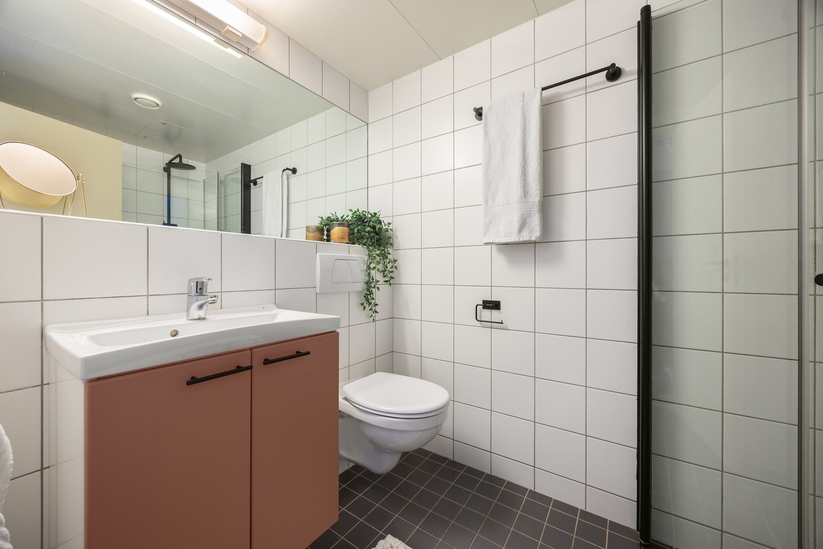 Flislagt bad fra byggeår med gulvvarme. Galleribilde