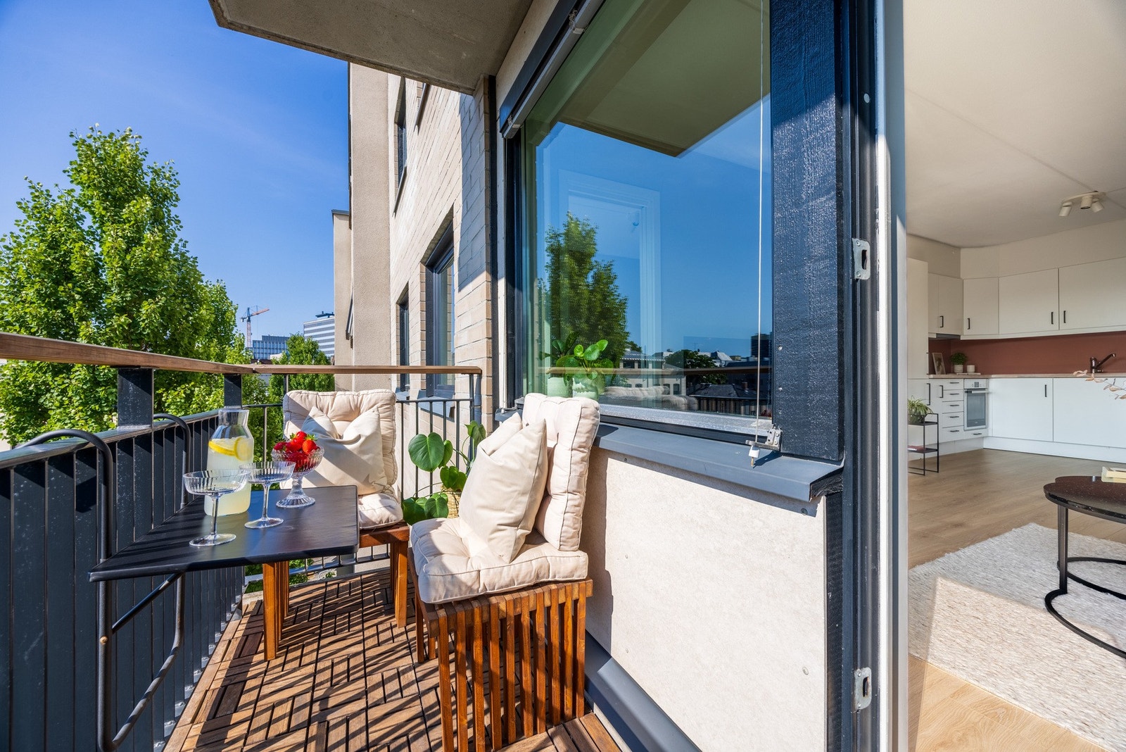 Borettslaget har en stor, felles takterrasse med flott utsikt over byen, sittegrupper og grill. Galleribilde