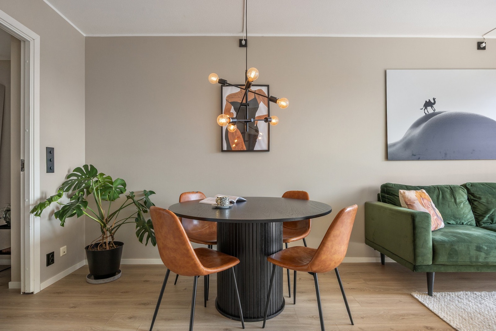 Inkludert i felleskostnadene har du både bredbånd, oppvarming og varmtvann. Galleribilde