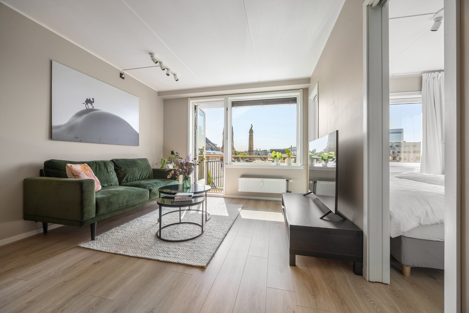 Leiligheten har en åpen stue/kjøkken-løsningen som gir god plass til både sofa- og spisegruppe. Galleribilde