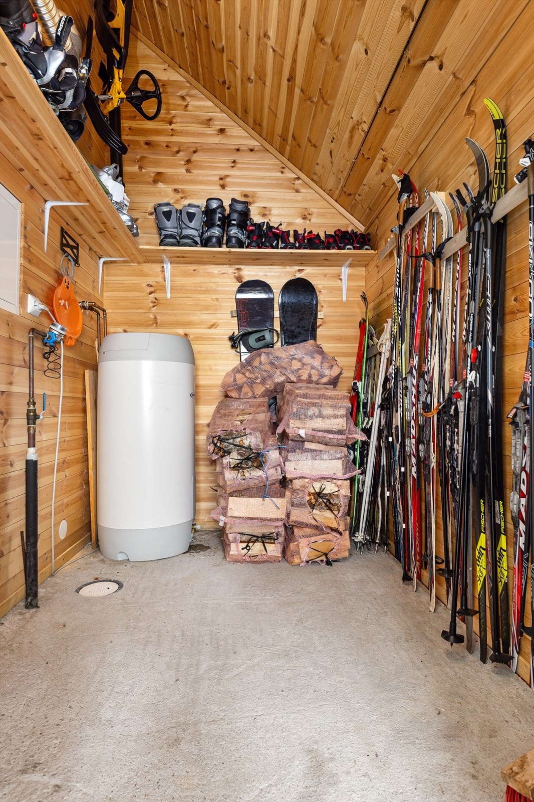 Boden har praktiske hyller og oppheng for ski Galleribilde