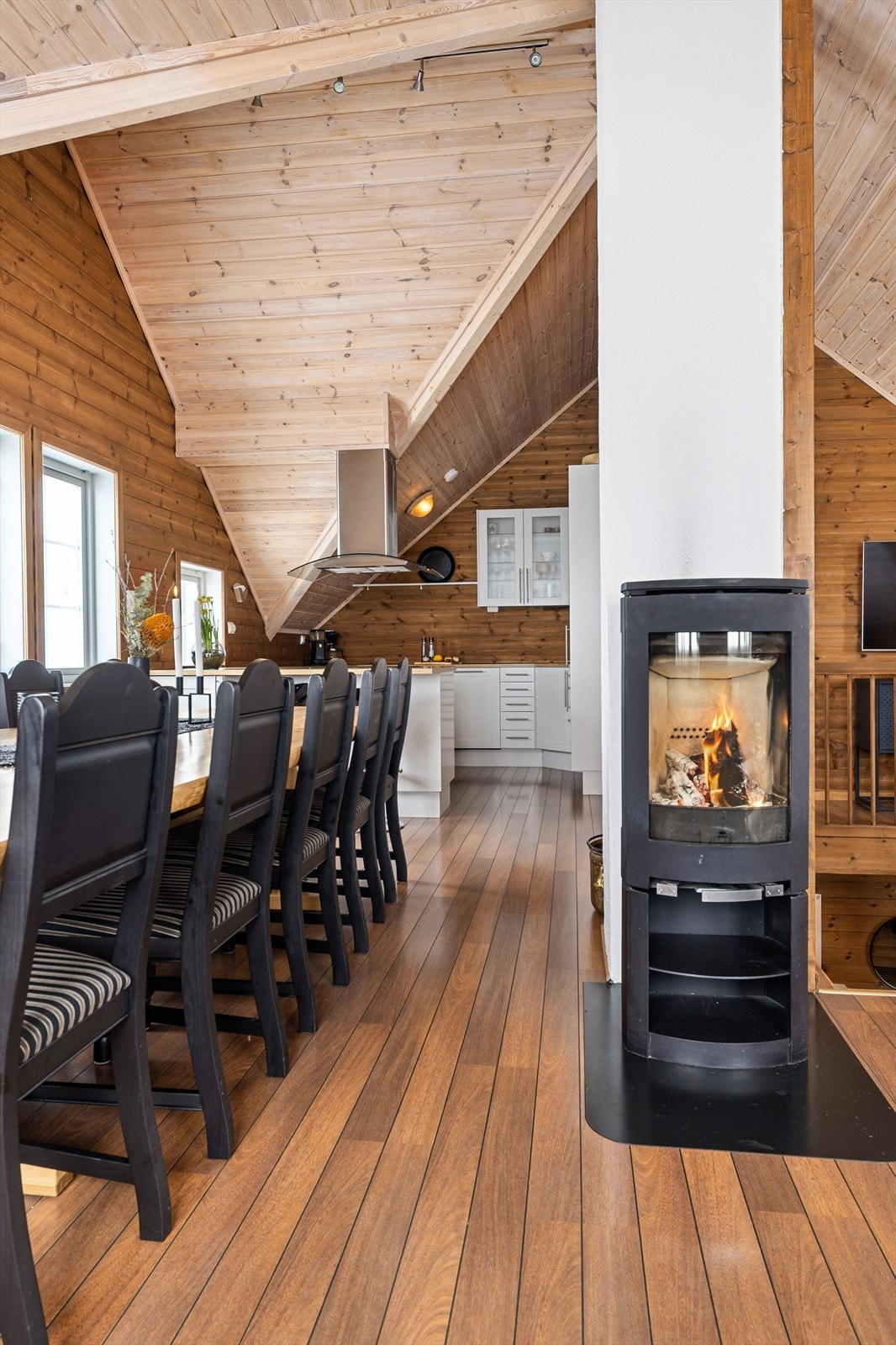 Kjøkkenet har fin innredning fra Sigdal kjøkken med integrerte hvitevarer Galleribilde