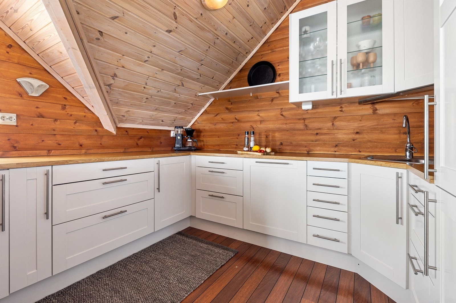 Kjøkken med integrerte hvitevarer Galleribilde