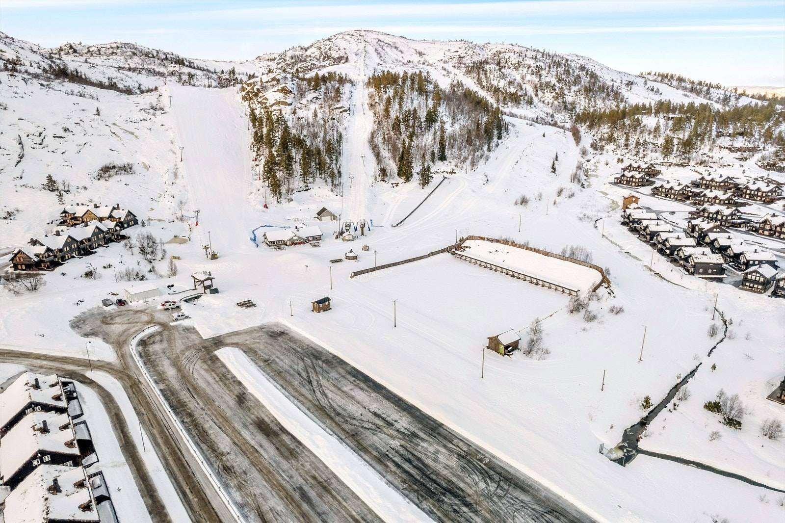 Hytta ligger i umiddelbar nærhet til både skiløyper og alpinbakken Galleribilde