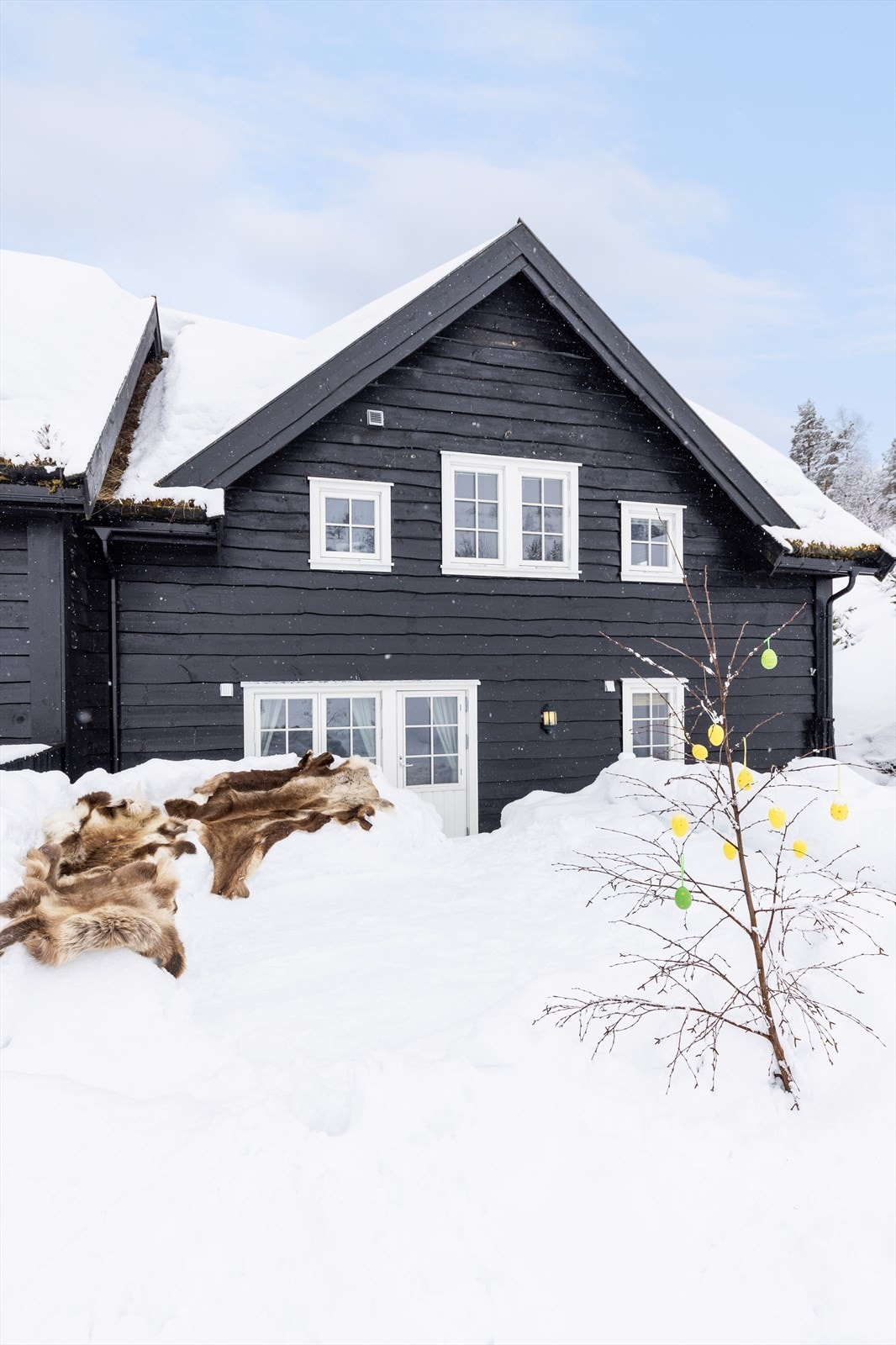 Hytta har en solrik og fin uteplass Galleribilde