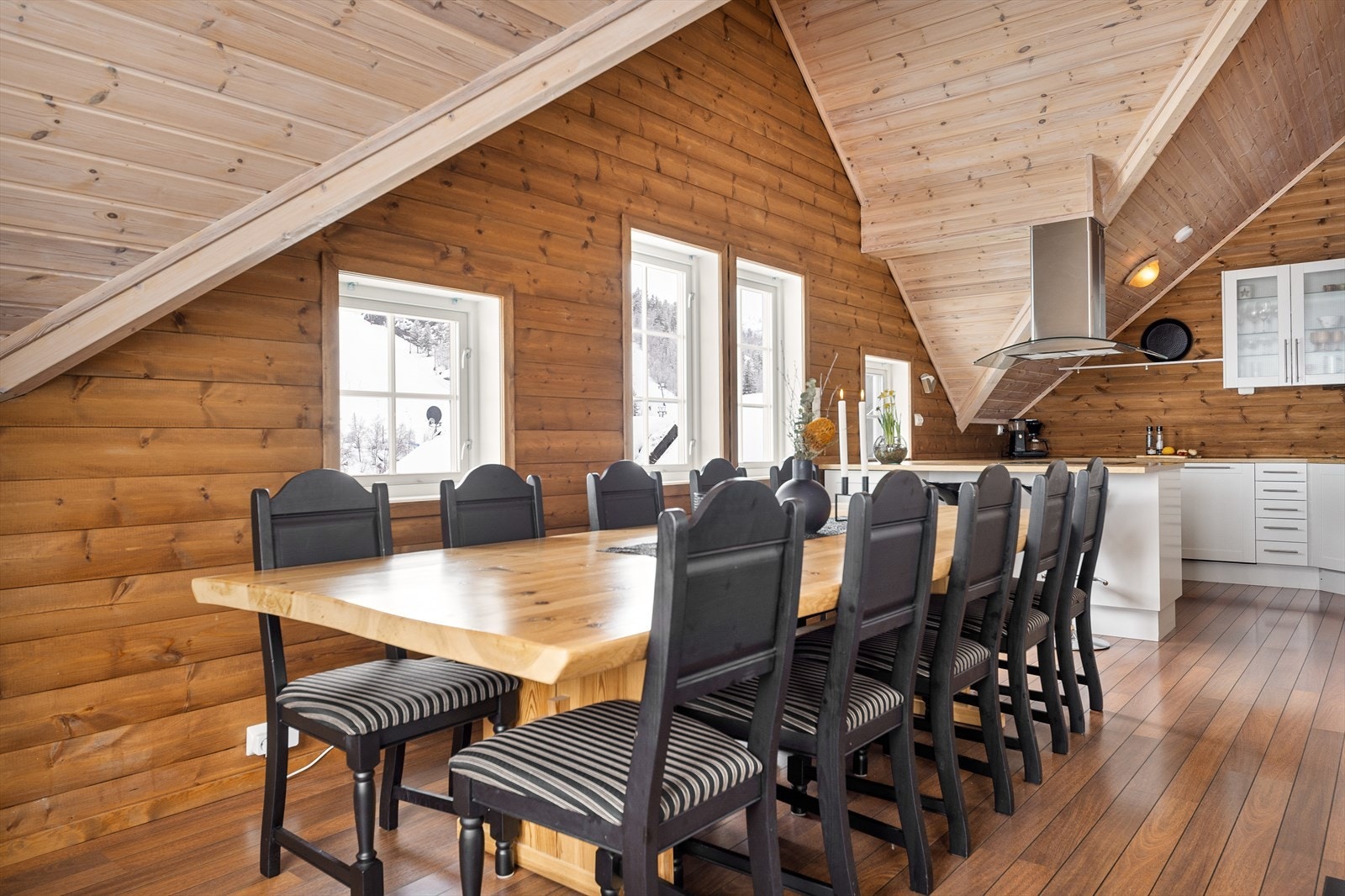 Kjøkken har en stilig stålvifte og en praktisk barløsning. Galleribilde