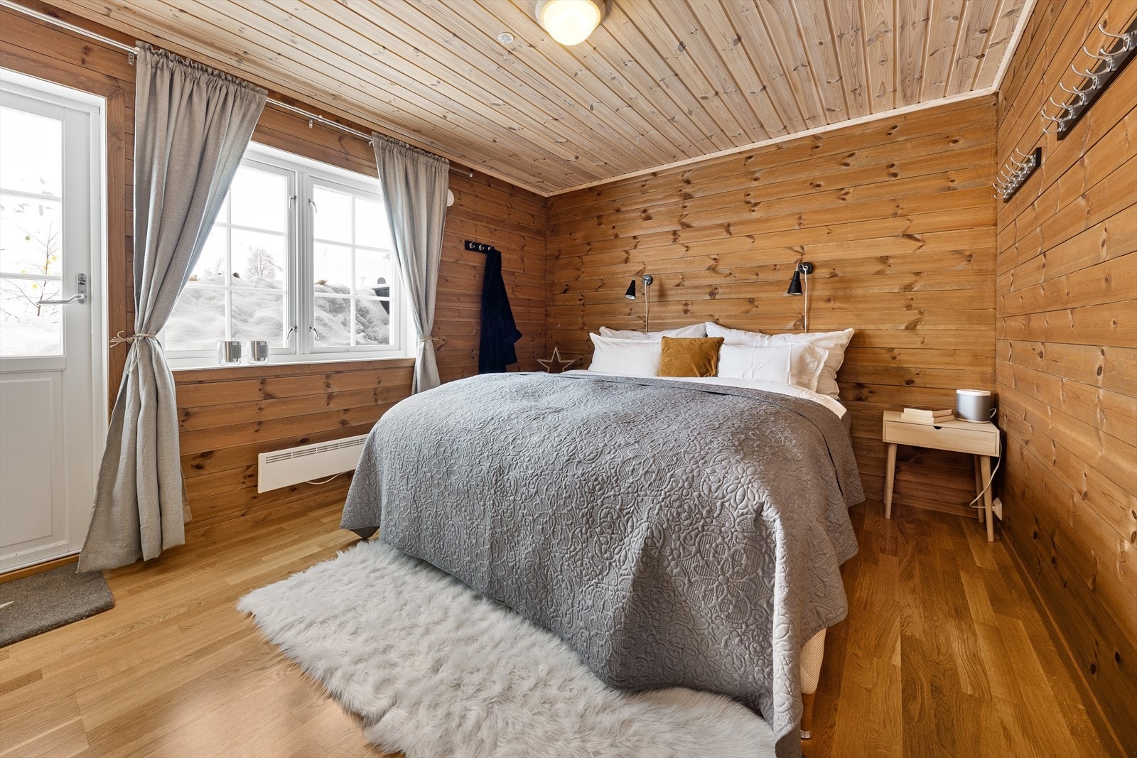 Soverom med utgang til solrik terrasse Galleribilde