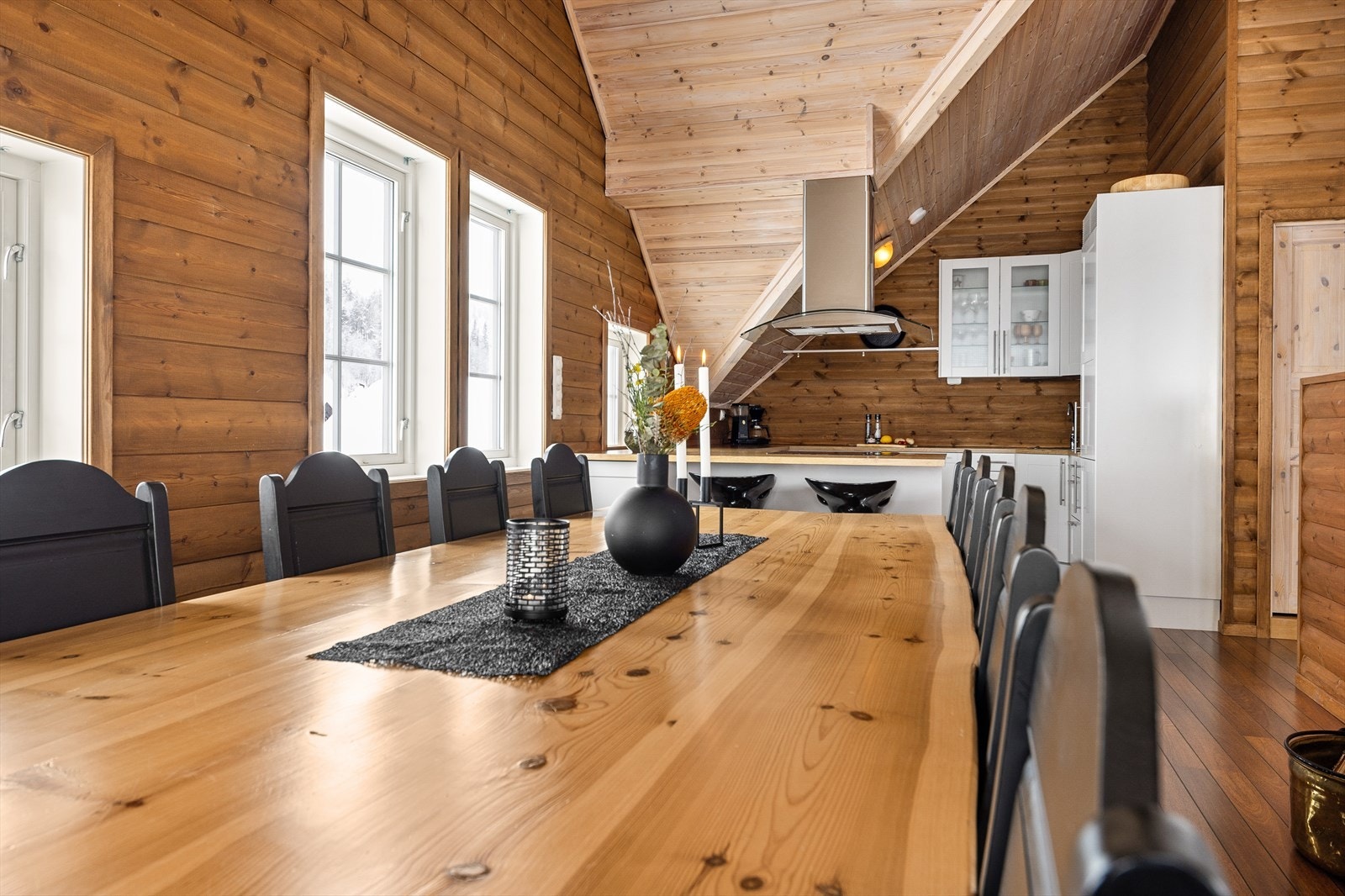 Kjøkken del har massivt spisebord med plass til 12 personer Galleribilde