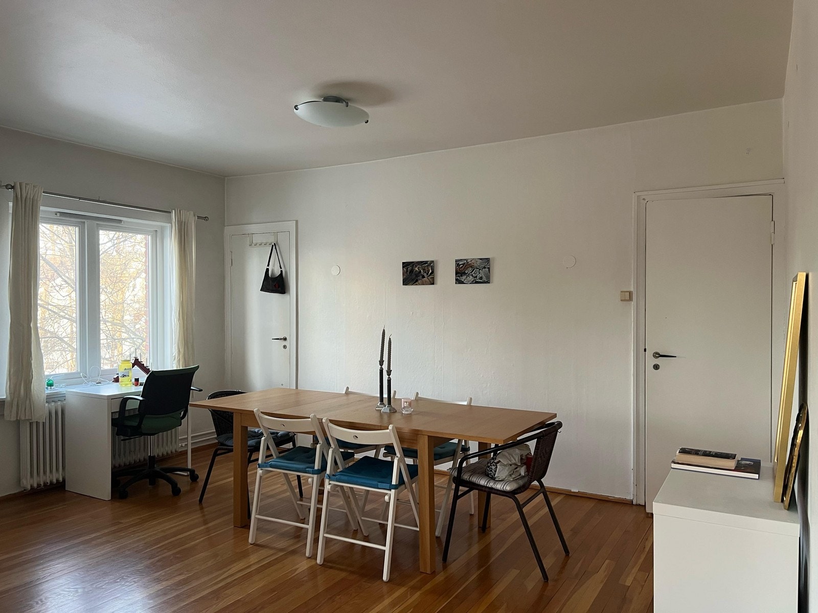 Stor stue med god plass til møblering. Galleribilde