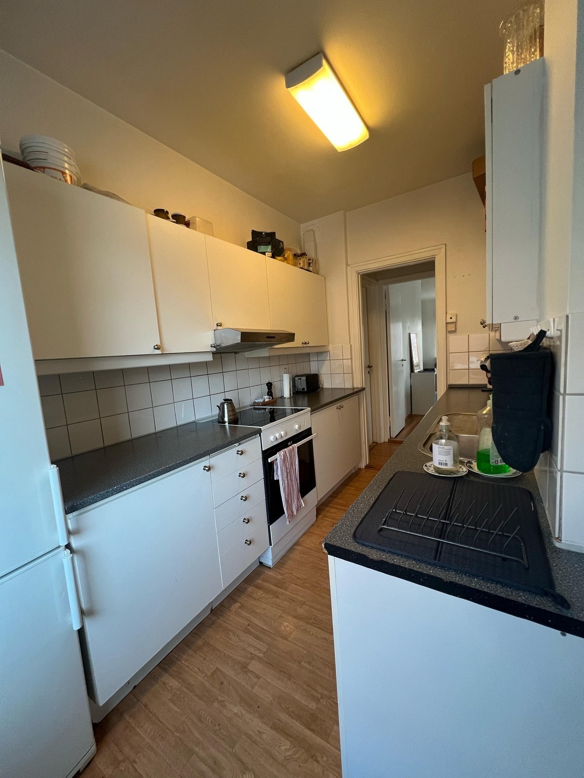 Kjøkken med hvitevarer (komfyr, oppvaskmaskin og kombiskap). Galleribilde