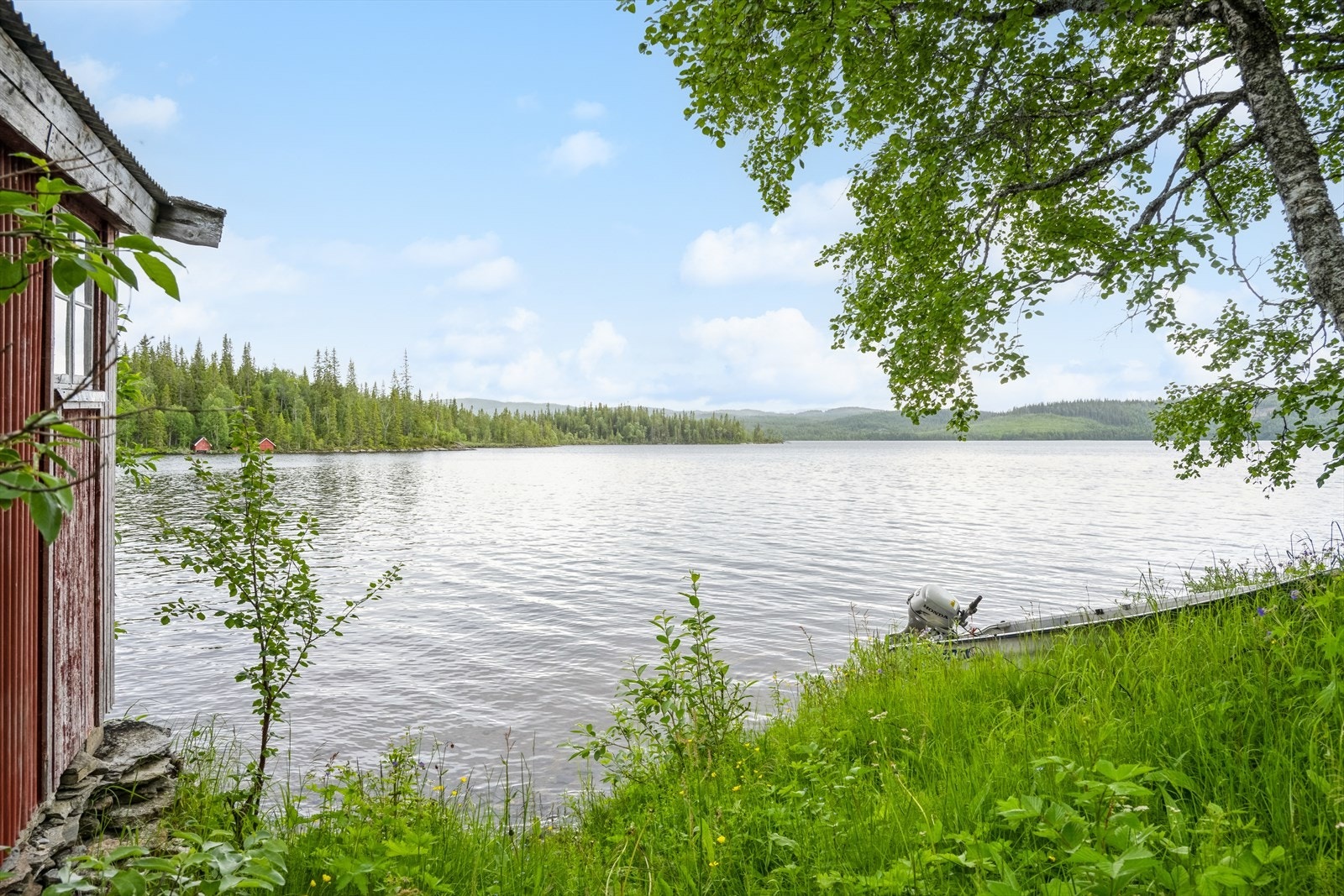 Nede ved Laksjøen hvor det medfølger nausttomt. Galleribilde