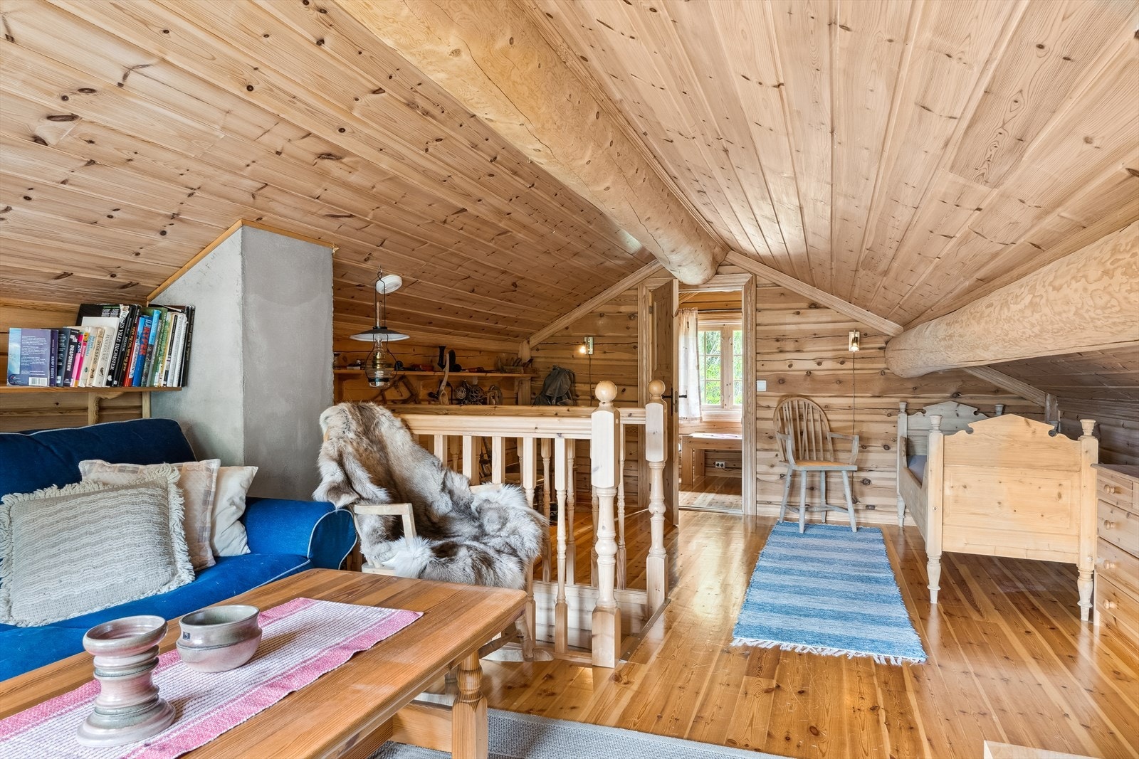 Loftstue og soverom i 2.etasje. Galleribilde