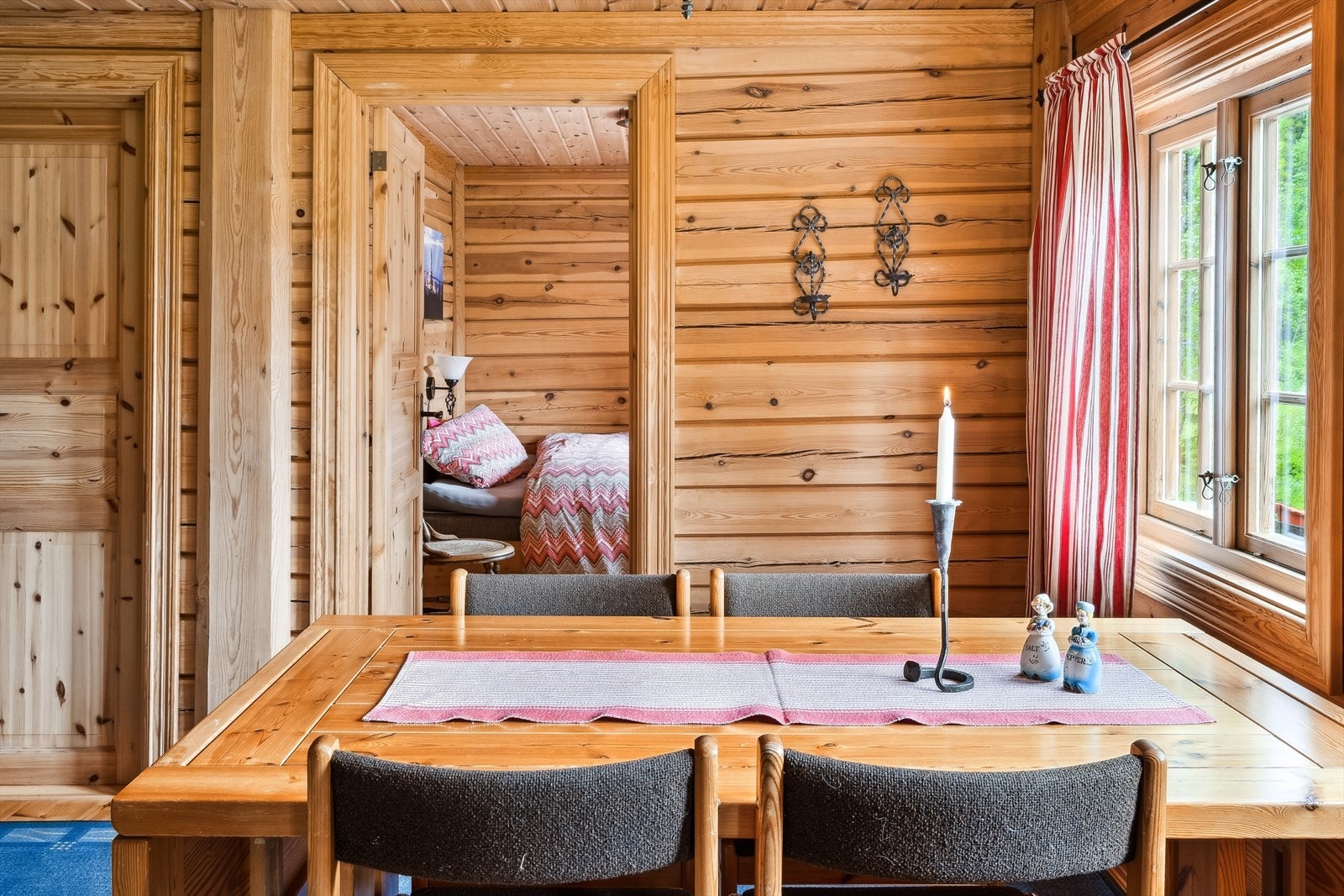 Stue med inngang til ett av soverommene. Galleribilde